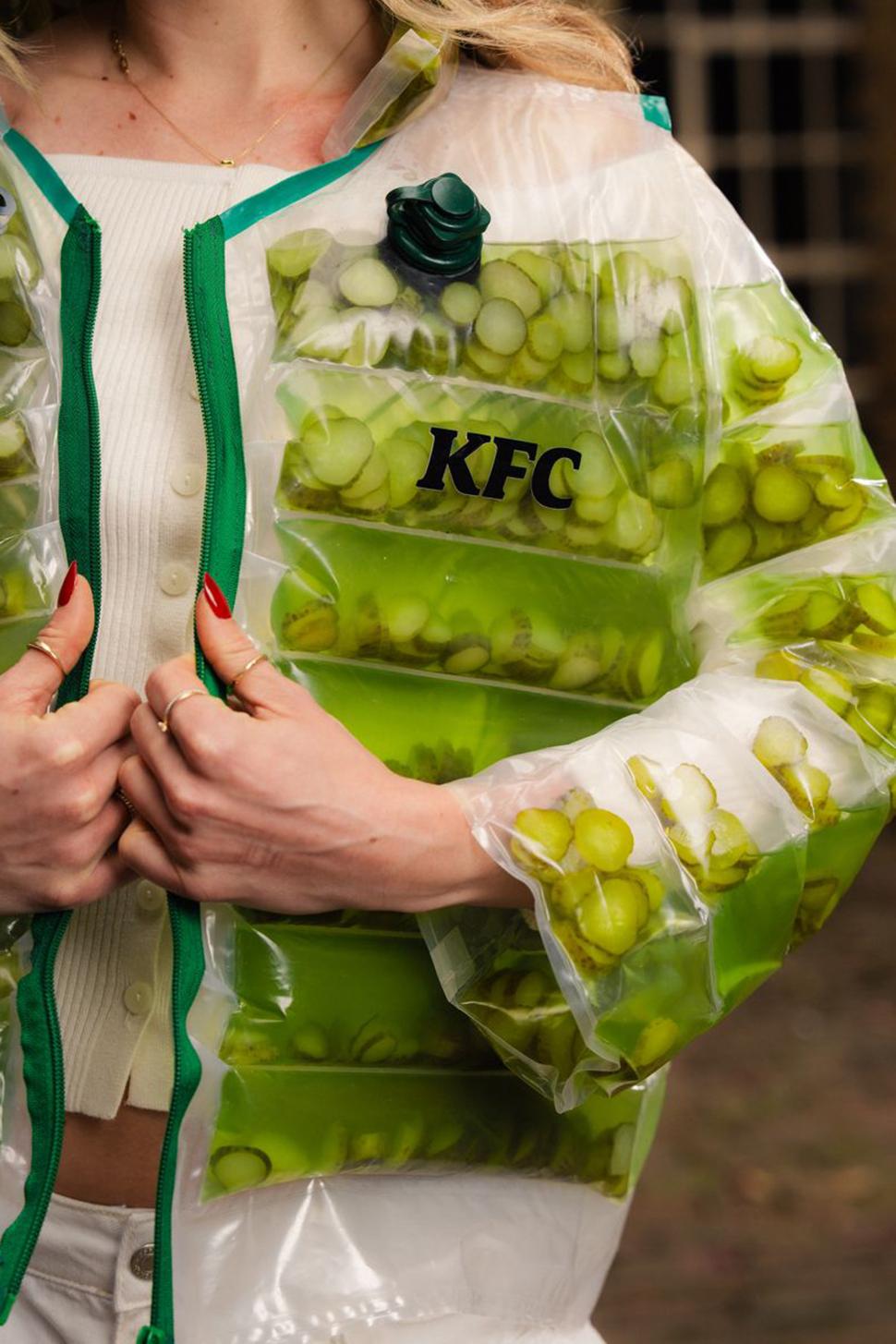 KFC a creat geaca umplută cu saramură și castraveți murați, ca să anunțe un nou produs în meniu 1055685