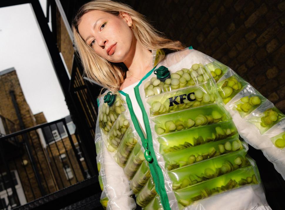 KFC a creat geaca umplută cu saramură și castraveți murați, ca să anunțe un nou produs în meniu 1055687