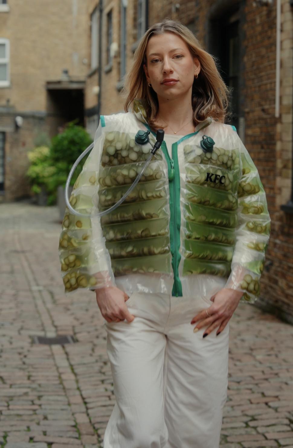 KFC a creat geaca umplută cu saramură și castraveți murați, ca să anunțe un nou produs în meniu 1055688