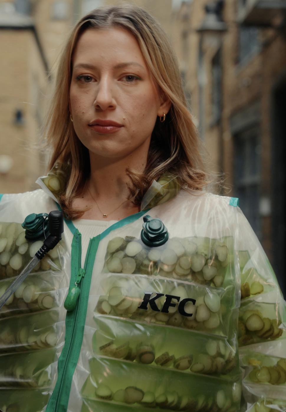 KFC a creat geaca umplută cu saramură și castraveți murați, ca să anunțe un nou produs în meniu 1055689