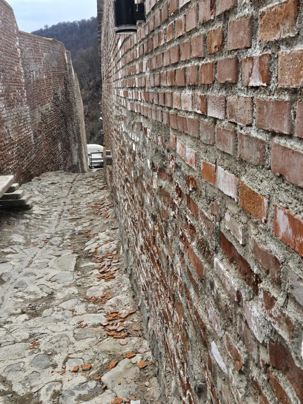 Cetatea Poenari se crapă și se „cojește”, la un an după restaurarea de 5 milioane de euro. Cum arată cel mai vizitat obiectiv din Argeș 1055931