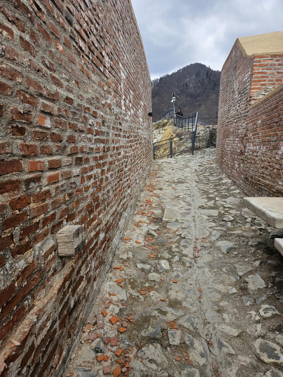 Cetatea Poenari se crapă și se „cojește”, la un an după restaurarea de 5 milioane de euro. Cum arată cel mai vizitat obiectiv din Argeș 1055932