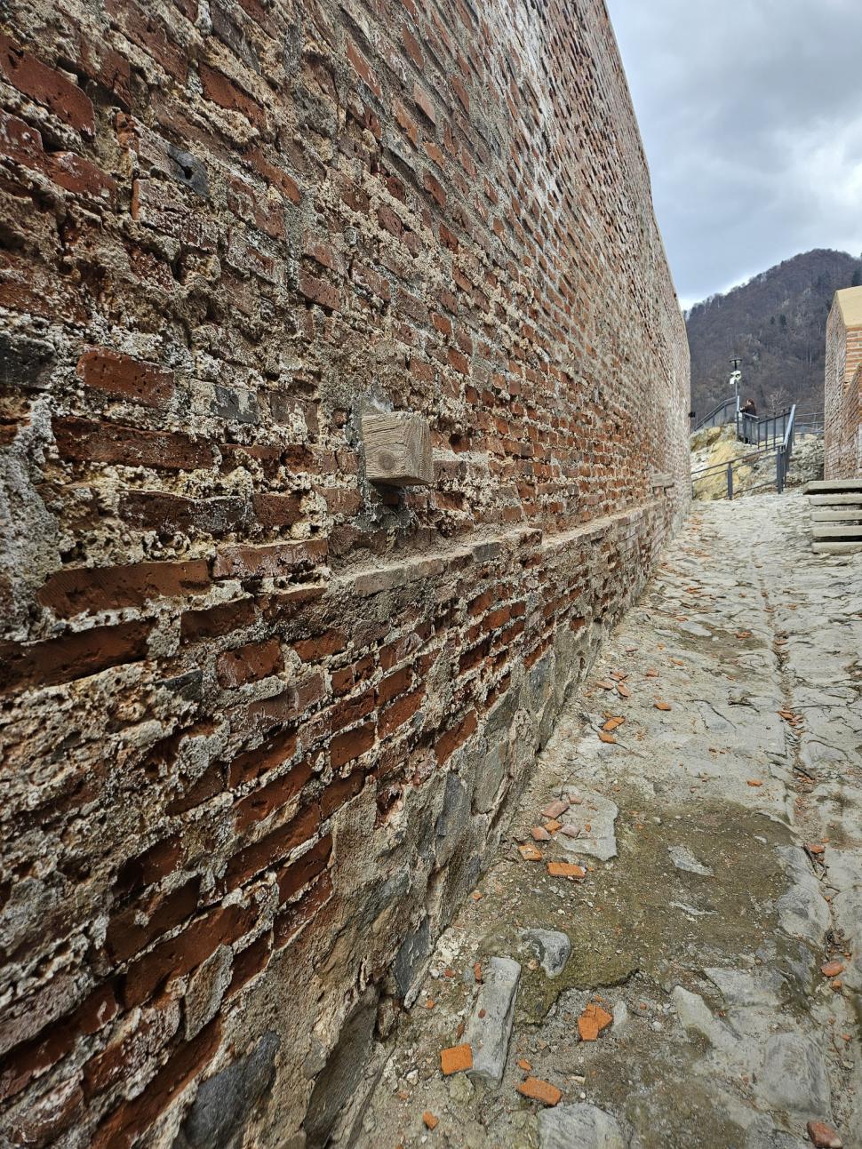 Cetatea Poenari se crapă și se „cojește”, la un an după restaurarea de 5 milioane de euro. Cum arată cel mai vizitat obiectiv din Argeș 1055936