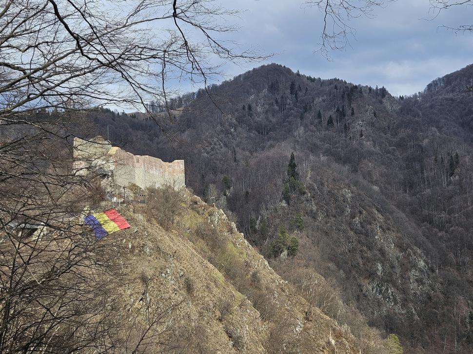 Cetatea Poenari se crapă și se „cojește”, la un an după restaurarea de 5 milioane de euro. Cum arată cel mai vizitat obiectiv din Argeș 1055939
