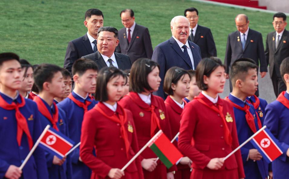 Kim Jong Un i-a făcut o primire cu cai albi lui Lukașenko la Phenian. S-au îmbrățișat și au anunțat că încheie un tratat de prietenie 1056099