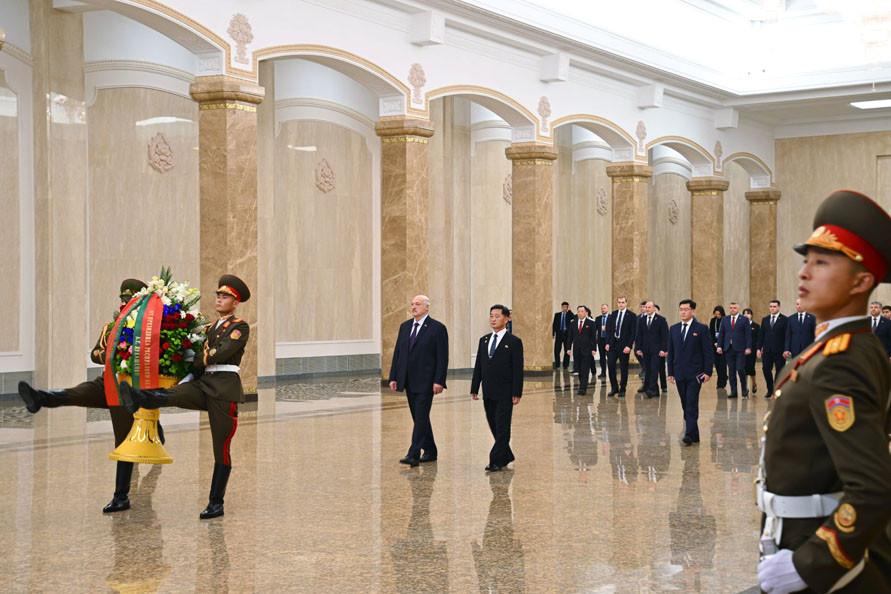 Kim Jong Un i-a făcut o primire cu cai albi lui Lukașenko la Phenian. S-au îmbrățișat și au anunțat că încheie un tratat de prietenie 1056101