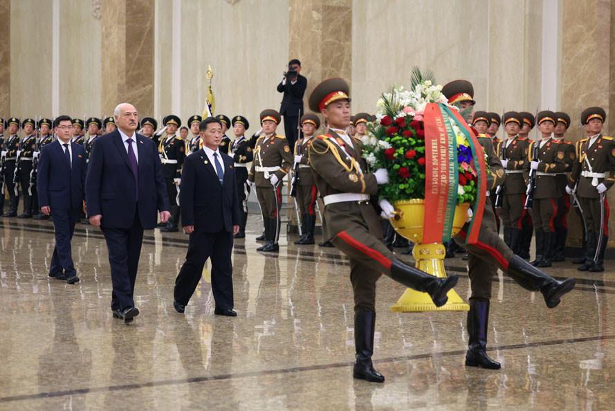 Kim Jong Un i-a făcut o primire cu cai albi lui Lukașenko la Phenian. S-au îmbrățișat și au anunțat că încheie un tratat de prietenie 1056103