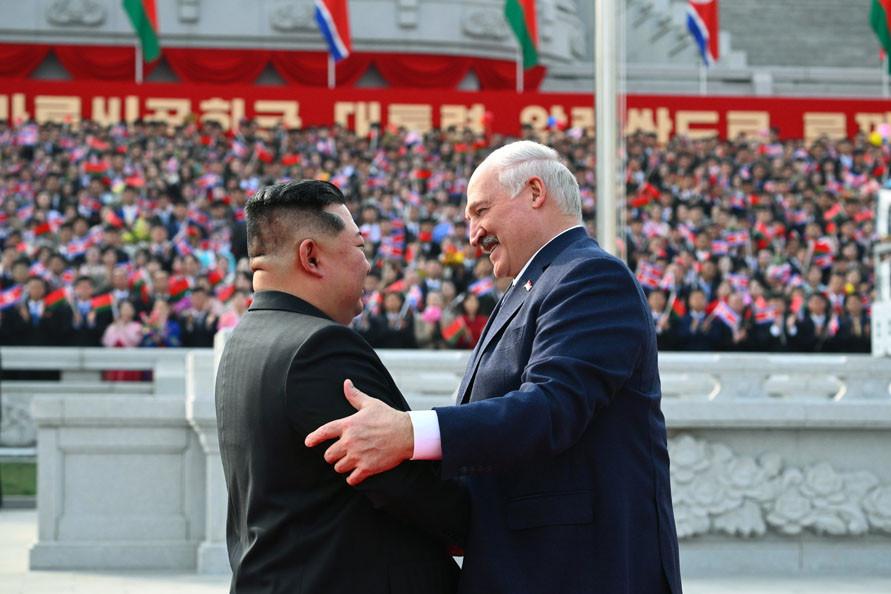 Kim Jong Un i-a făcut o primire cu cai albi lui Lukașenko la Phenian. S-au îmbrățișat și au anunțat că încheie un tratat de prietenie 1056104