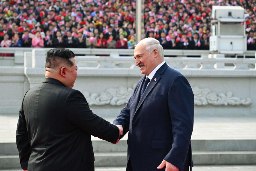 Kim Jong Un i-a făcut o primire cu cai albi lui Lukașenko la Phenian. S-au îmbrățișat și au anunțat că încheie un tratat de prietenie 1056105
