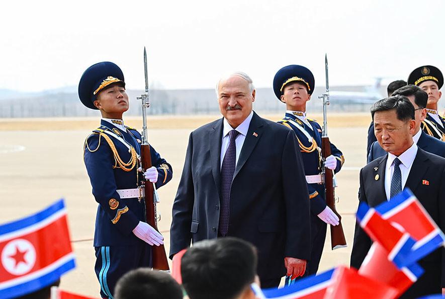 Kim Jong Un i-a făcut o primire cu cai albi lui Lukașenko la Phenian. S-au îmbrățișat și au anunțat că încheie un tratat de prietenie 1056109