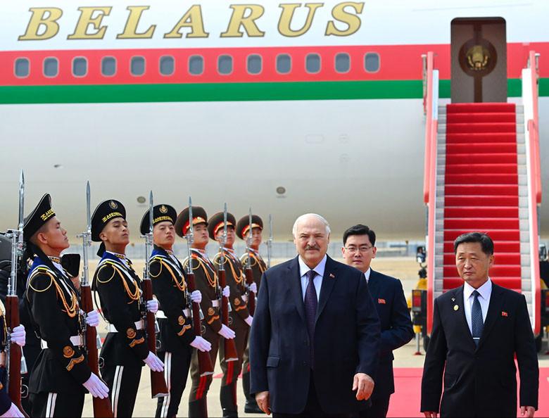 Kim Jong Un i-a făcut o primire cu cai albi lui Lukașenko la Phenian. S-au îmbrățișat și au anunțat că încheie un tratat de prietenie 1056110