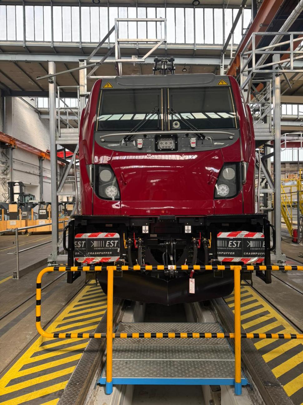 Prima locomotivă electrică nouă pentru CFR Călători ajunge în România în aprilie 1056061