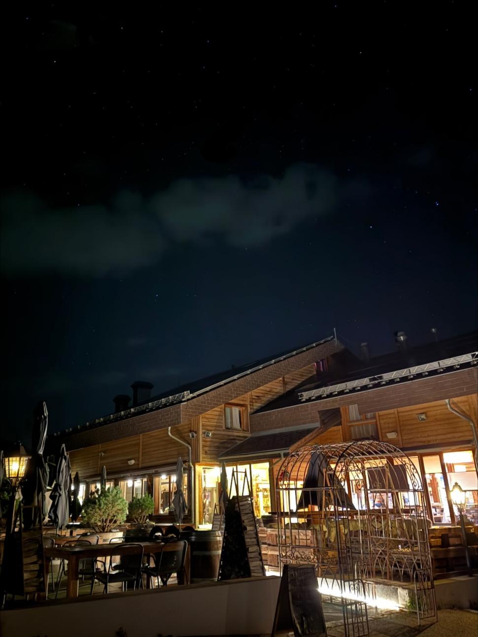 Se oferă recompensă de 100.000 de euro pentru cel care găsește un cumpărător pentru un hotel din Elveția. Proprietarul explică motivul 1055959