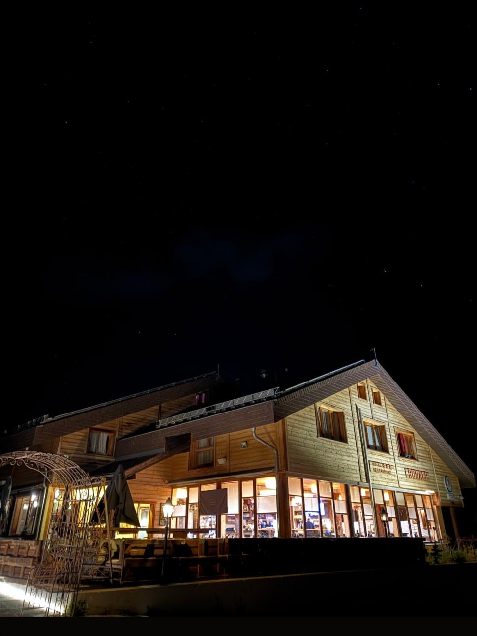 Se oferă recompensă de 100.000 de euro pentru cel care găsește un cumpărător pentru un hotel din Elveția. Proprietarul explică motivul 1055960