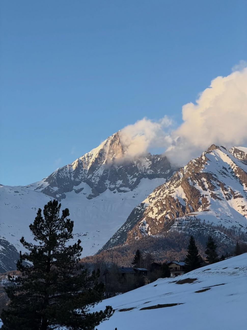 Se oferă recompensă de 100.000 de euro pentru cel care găsește un cumpărător pentru un hotel din Elveția. Proprietarul explică motivul 1055965