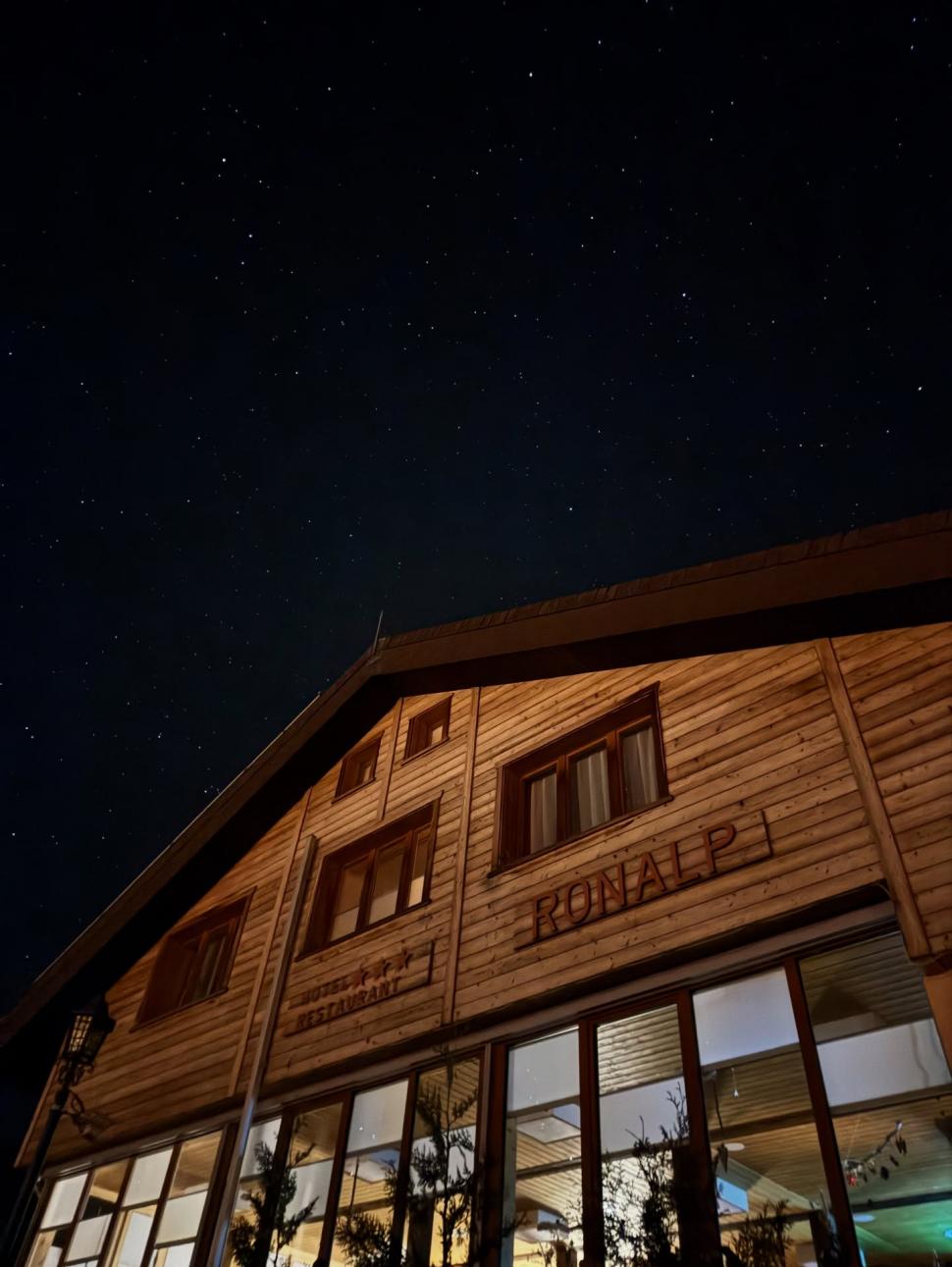 Se oferă recompensă de 100.000 de euro pentru cel care găsește un cumpărător pentru un hotel din Elveția. Proprietarul explică motivul 1055968