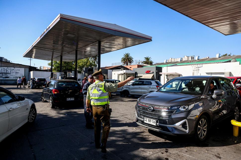 Sunt cozi uriașe la benzinării, după ce s-a anunțat scumpirea motorinei cu 54%, de joi, în Chile. Panica șoferilor, în imagini 1055992
