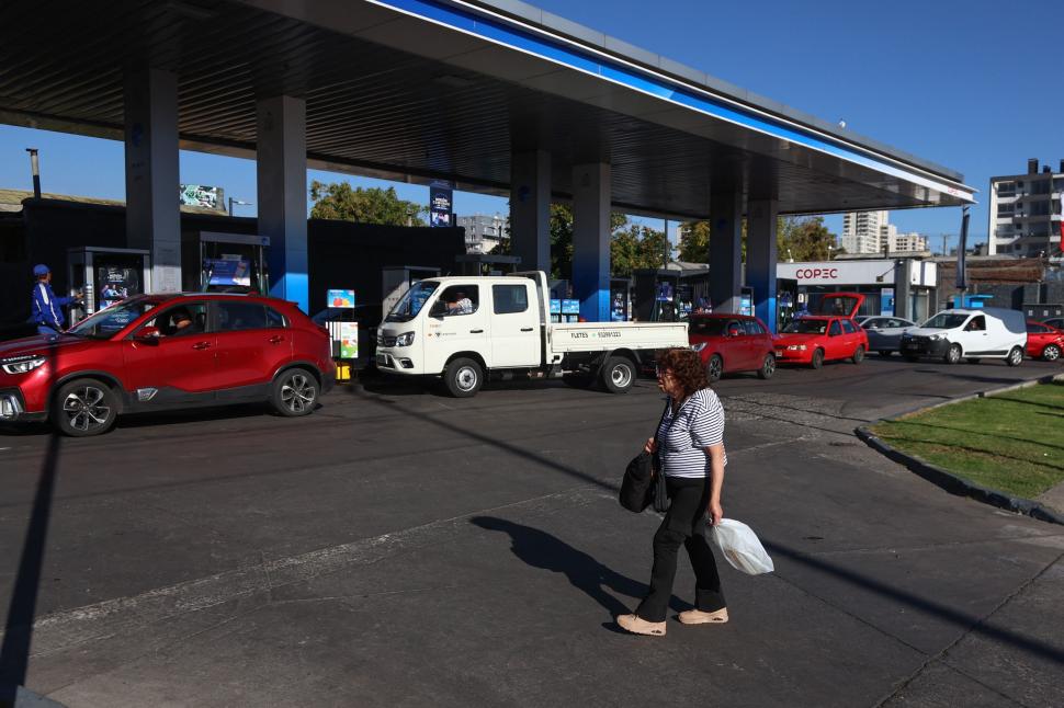 Sunt cozi uriașe la benzinării, după ce s-a anunțat scumpirea motorinei cu 54%, de joi, în Chile. Panica șoferilor, în imagini 1055993