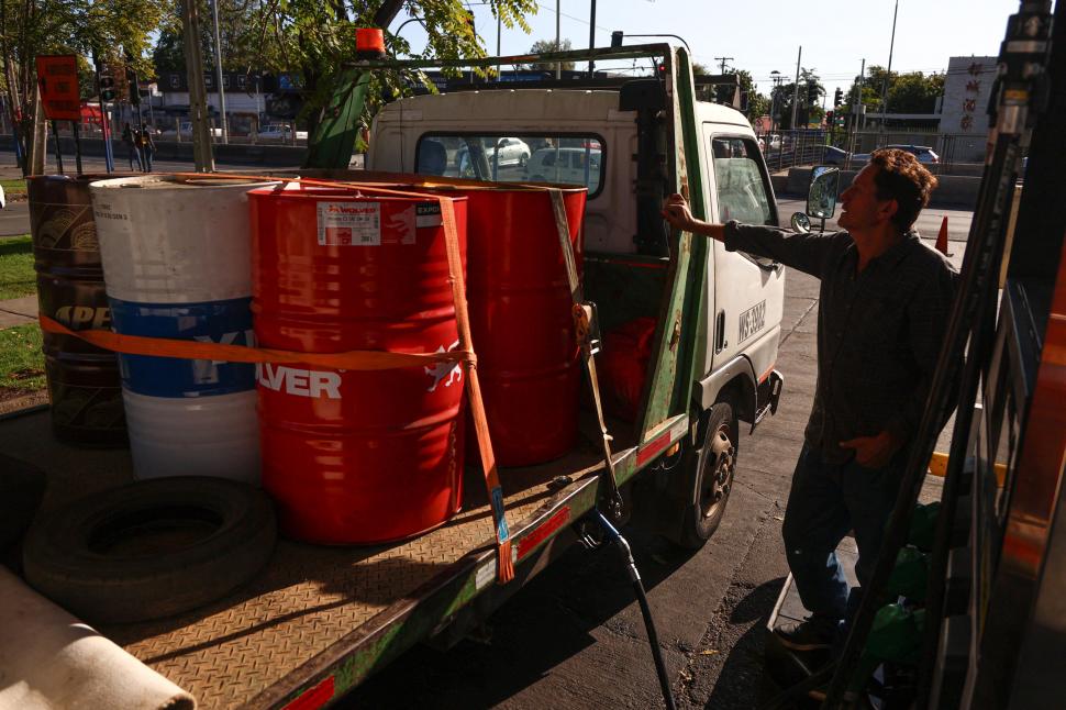 Sunt cozi uriașe la benzinării, după ce s-a anunțat scumpirea motorinei cu 54%, de joi, în Chile. Panica șoferilor, în imagini 1055994