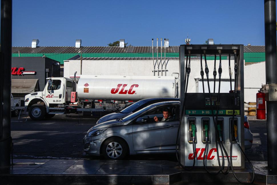 Sunt cozi uriașe la benzinării, după ce s-a anunțat scumpirea motorinei cu 54%, de joi, în Chile. Panica șoferilor, în imagini 1055995