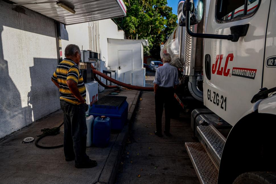 Sunt cozi uriașe la benzinării, după ce s-a anunțat scumpirea motorinei cu 54%, de joi, în Chile. Panica șoferilor, în imagini 1055996