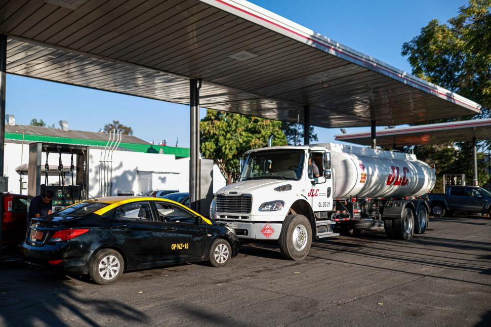 Sunt cozi uriașe la benzinării, după ce s-a anunțat scumpirea motorinei cu 54%, de joi, în Chile. Panica șoferilor, în imagini 1055997