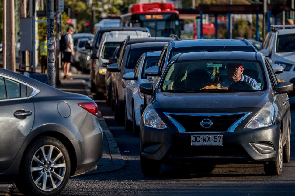 Sunt cozi uriașe la benzinării, după ce s-a anunțat scumpirea motorinei cu 54%, de joi, în Chile. Panica șoferilor, în imagini 1055999