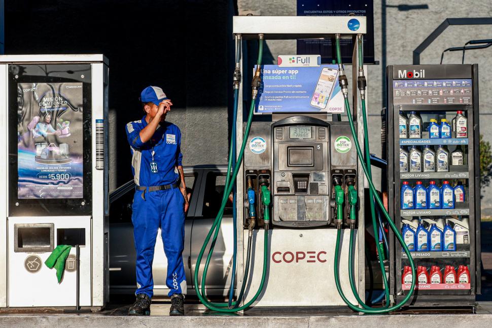 Sunt cozi uriașe la benzinării, după ce s-a anunțat scumpirea motorinei cu 54%, de joi, în Chile. Panica șoferilor, în imagini 1056000