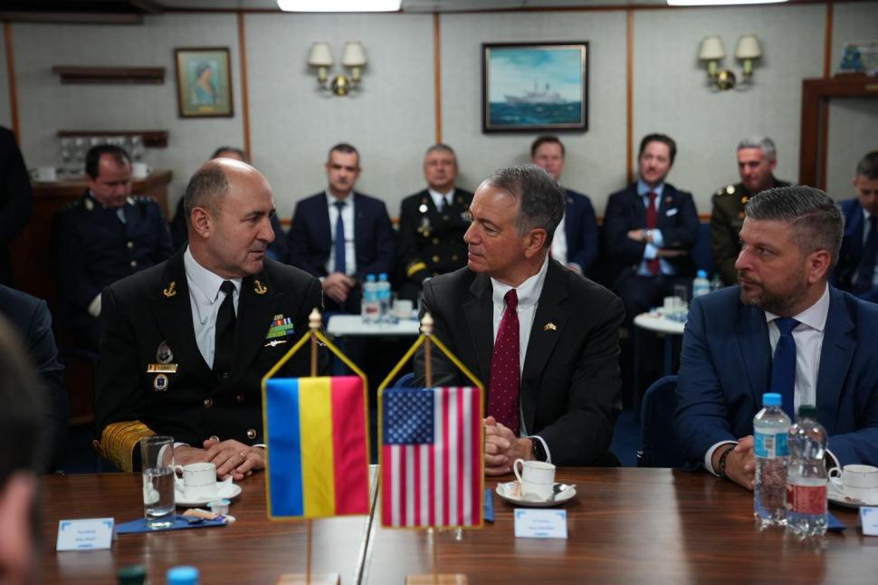 Ambasadorul SUA în România, Darryl Nirenberg, a participat la bordul fregatei “Regina Maria” la un exercițiu cu dronele V-BAT 1056354