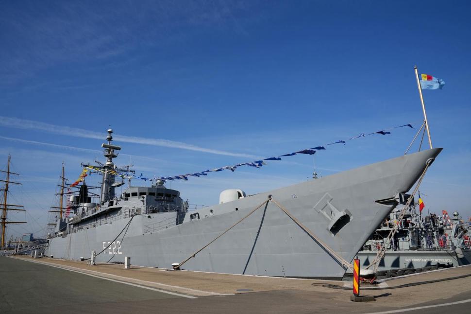 Ambasadorul SUA în România, Darryl Nirenberg, a participat la bordul fregatei “Regina Maria” la un exercițiu cu dronele V-BAT 1056355