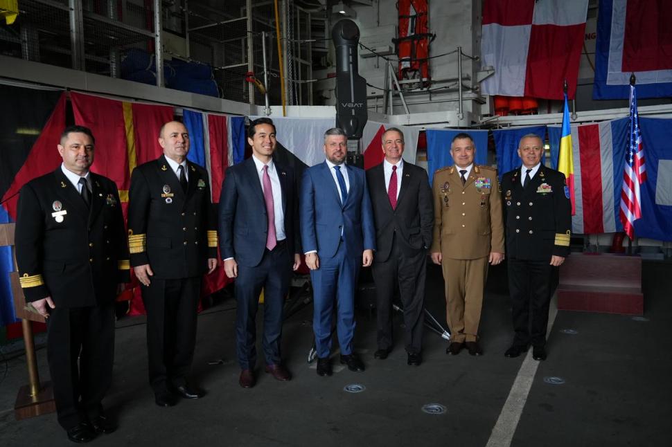 Ambasadorul SUA în România, Darryl Nirenberg, a participat la bordul fregatei “Regina Maria” la un exercițiu cu dronele V-BAT 1056356