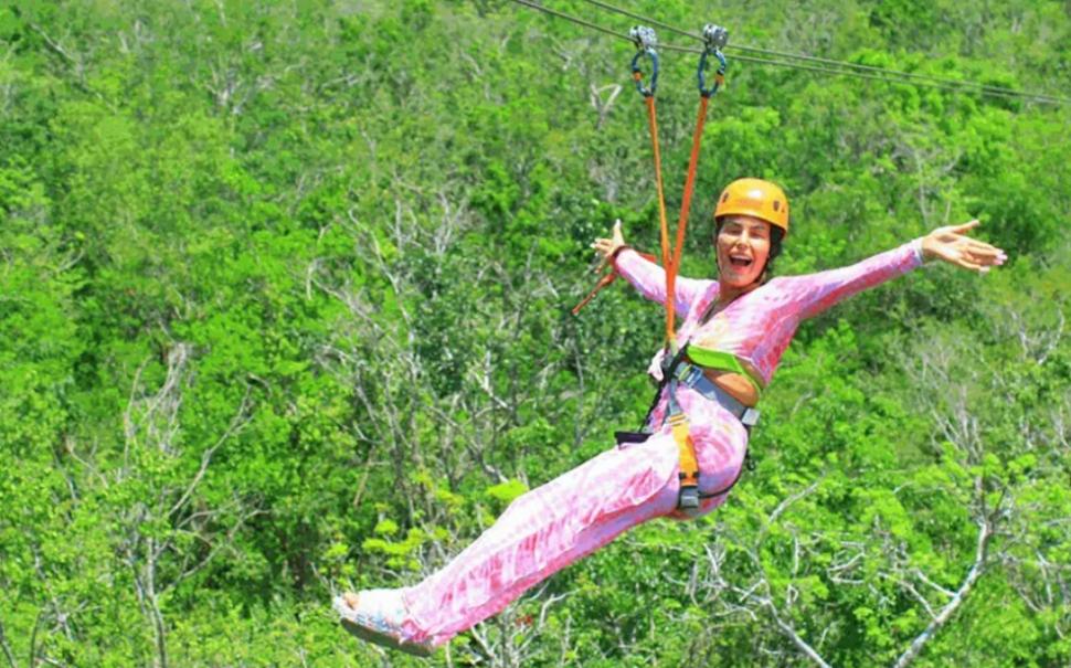 O femeie care lua bani de la Casa de Pensii pe motiv că era prea bolnavă ca să iasă din casă a fost prinsă în tiroliană, în Mexic 1056528