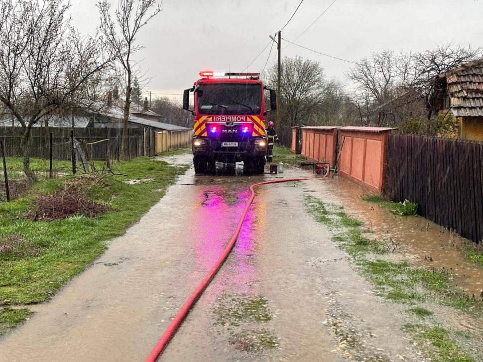 Dezastru în Teleorman după codul galben de vânt și ploi: solarii distruse și locuințe inundate 1056737