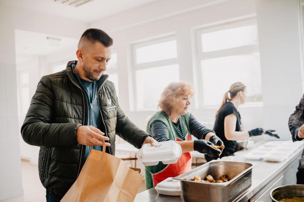 Fundația Carmistin extinde campania Ziua Meselor Școlare în Prahova: aproape 300 de copii au primit o masă caldă la Mizil 1056747