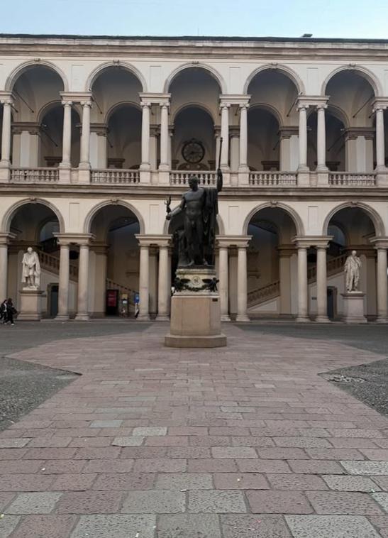 O bibliotecă din Milano a fost transformată în sală de sport pentru o oră, iar decizia a stârnit controverse 1056537