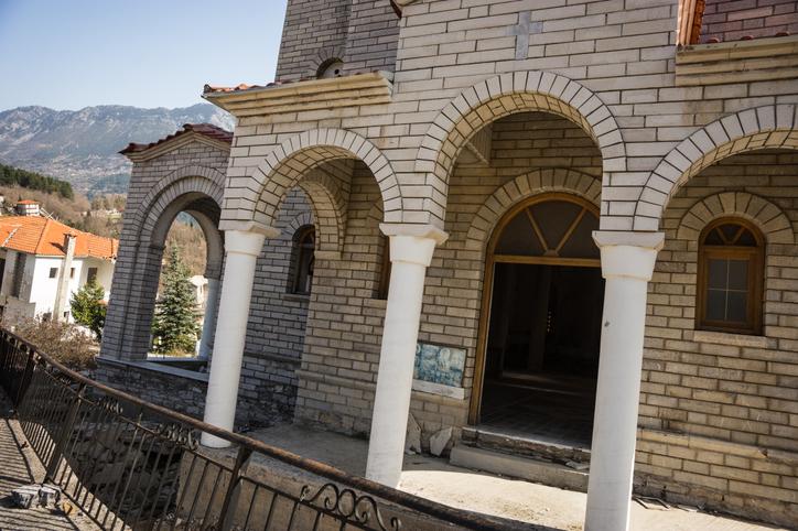 O biserică din Grecia a devenit atracție turistică după o alunecare de teren. E mai înclinată decât Turnul din Pisa 1056546