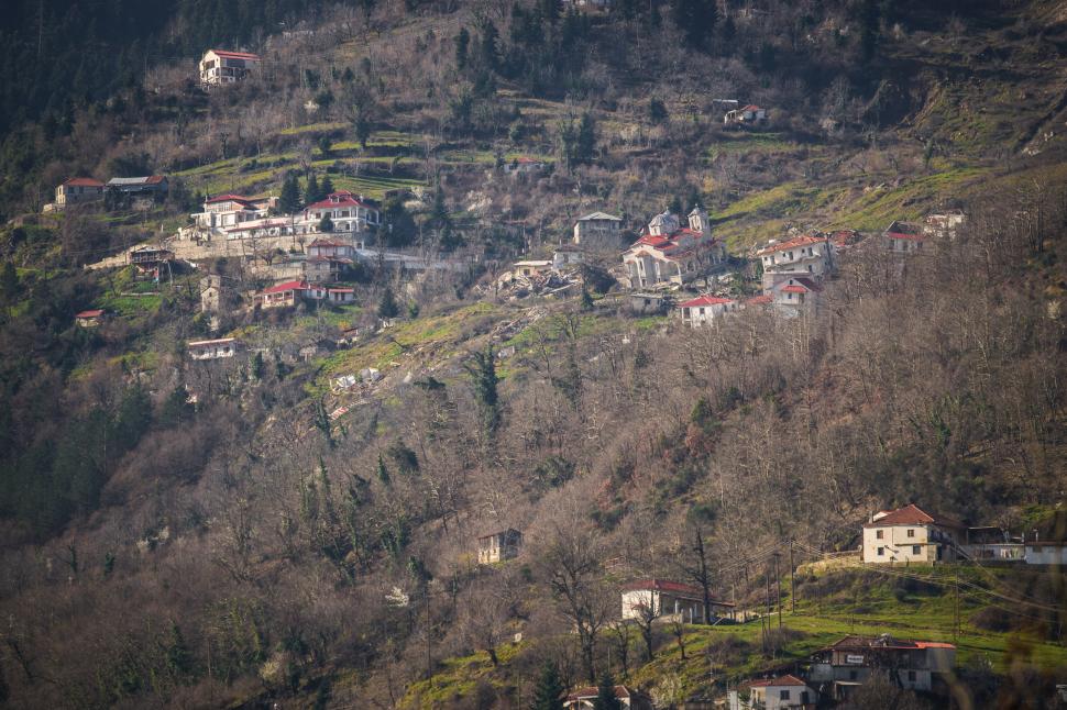 O biserică din Grecia a devenit atracție turistică după o alunecare de teren. E mai înclinată decât Turnul din Pisa 1056547