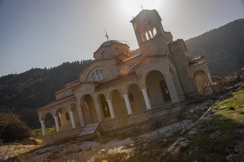 O biserică din Grecia a devenit atracție turistică după o alunecare de teren. E mai înclinată decât Turnul din Pisa 1056549