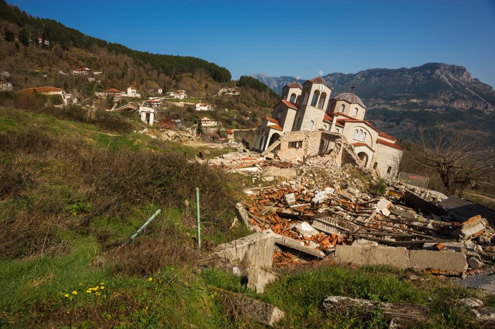 O biserică din Grecia a devenit atracție turistică după o alunecare de teren. E mai înclinată decât Turnul din Pisa 1056550