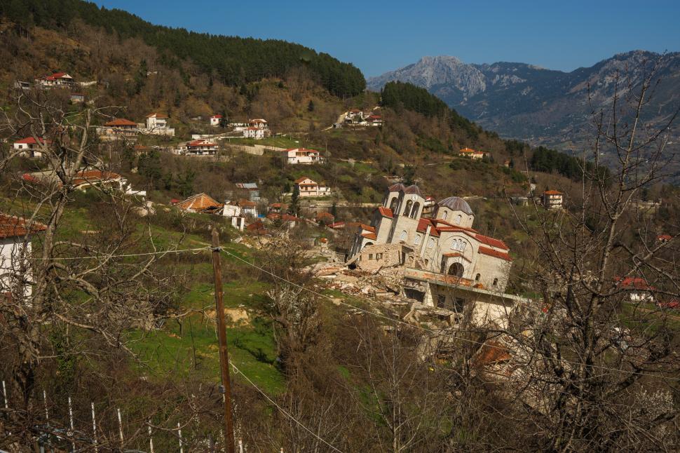 O biserică din Grecia a devenit atracție turistică după o alunecare de teren. E mai înclinată decât Turnul din Pisa 1056551