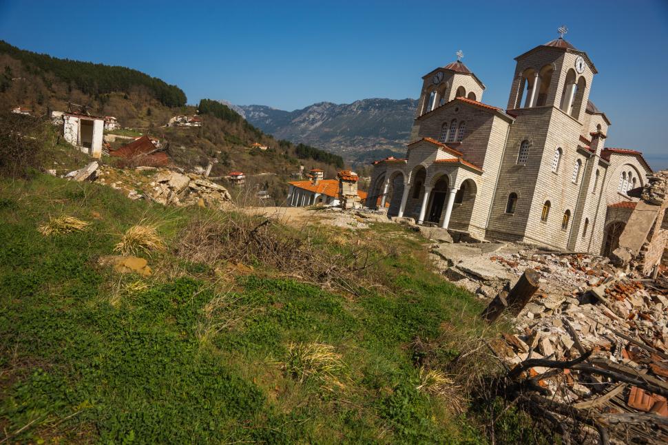 O biserică din Grecia a devenit atracție turistică după o alunecare de teren. E mai înclinată decât Turnul din Pisa 1056552