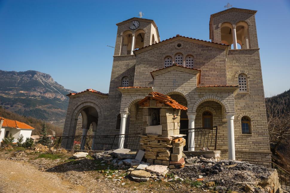 O biserică din Grecia a devenit atracție turistică după o alunecare de teren. E mai înclinată decât Turnul din Pisa 1056553