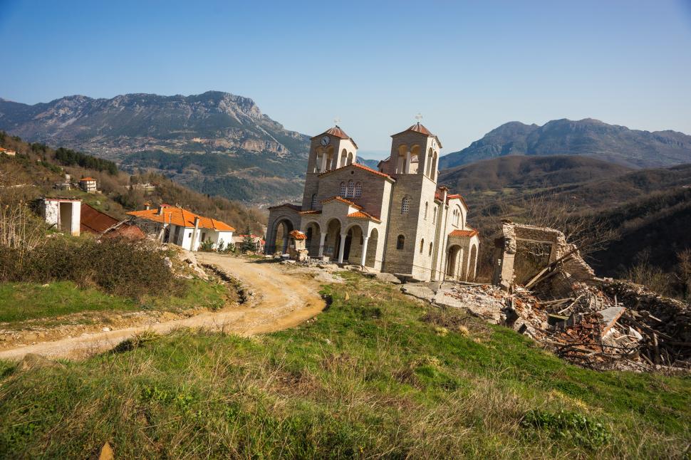 O biserică din Grecia a devenit atracție turistică după o alunecare de teren. E mai înclinată decât Turnul din Pisa 1056555