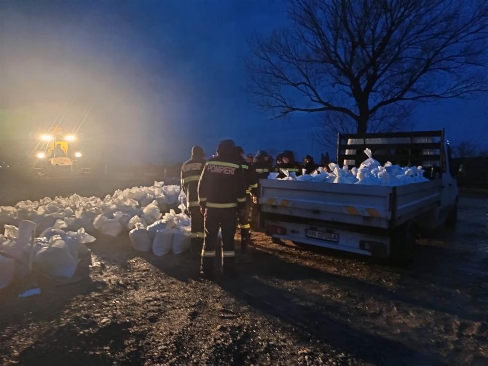 Inundații în Moldova. O persoană a fost salvată după o viitură pe râul Putna. Drumuri luate de ape, zeci de oameni evacuați 1056898