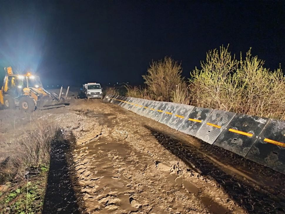 Inundații în Moldova. O persoană a fost salvată după o viitură pe râul Putna. Drumuri luate de ape, zeci de oameni evacuați 1056899