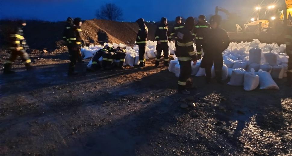 Inundații în Moldova. O persoană a fost salvată după o viitură pe râul Putna. Drumuri luate de ape, zeci de oameni evacuați 1056900