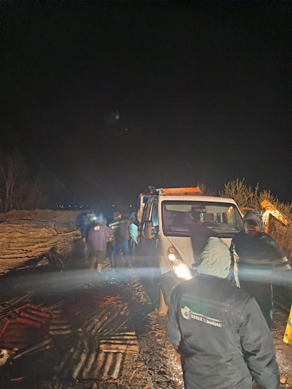 Inundații în Moldova. O persoană a fost salvată după o viitură pe râul Putna. Drumuri luate de ape, zeci de oameni evacuați 1056901