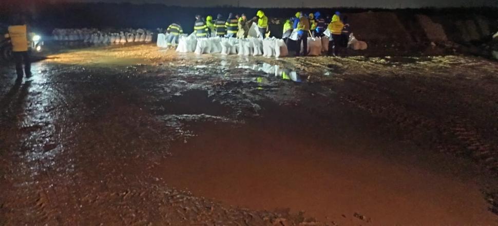 Inundații în Moldova. O persoană a fost salvată după o viitură pe râul Putna. Drumuri luate de ape, zeci de oameni evacuați 1056903