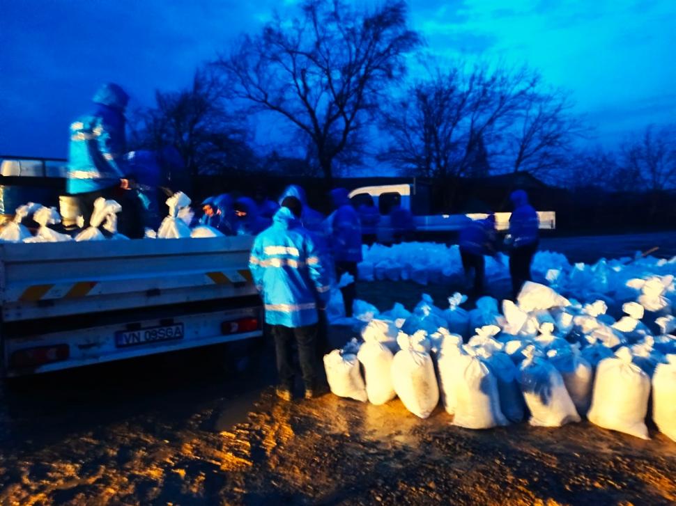 Inundații în Moldova. O persoană a fost salvată după o viitură pe râul Putna. Drumuri luate de ape, zeci de oameni evacuați 1056904