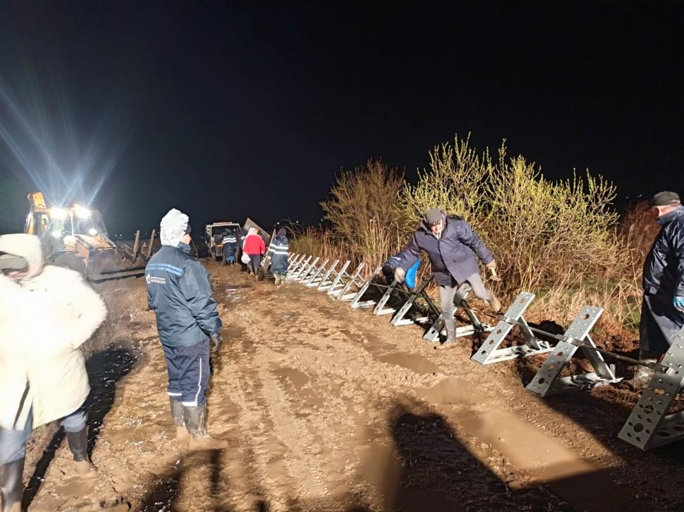 Inundații în Moldova. O persoană a fost salvată după o viitură pe râul Putna. Drumuri luate de ape, zeci de oameni evacuați 1056905